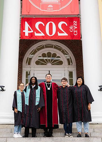 BSU 总统 Fred Clark with four 总统ial Scholars, standing on the steps of Boyden Hall in front of a Class of 2024 banner